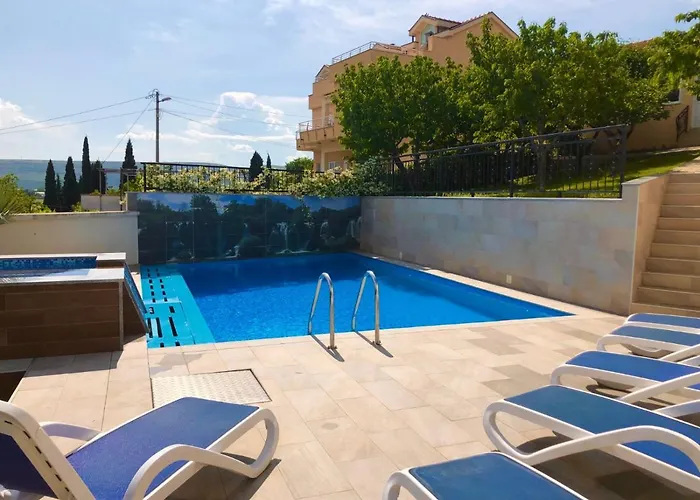 Luxury Villa With Private Pool And Jacuzzi
