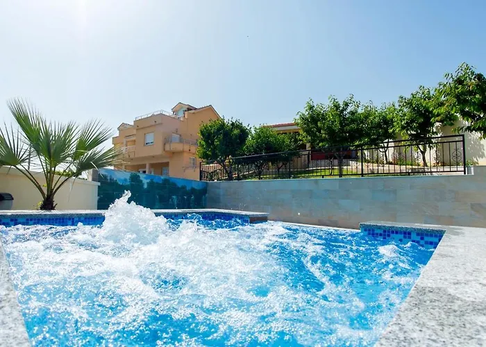 Luxury Villa With Private Pool And Jacuzzi
