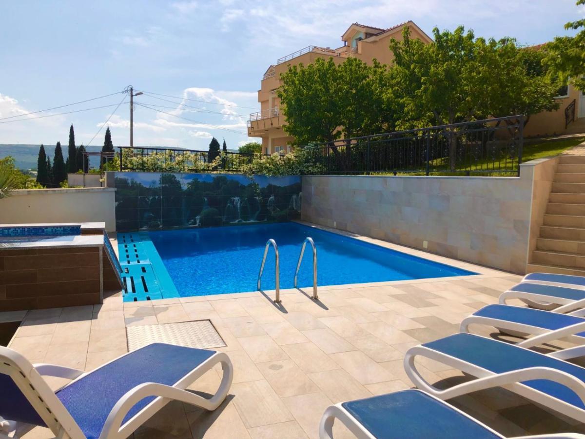 Luxury With Private Pool And Jacuzzi Villa *